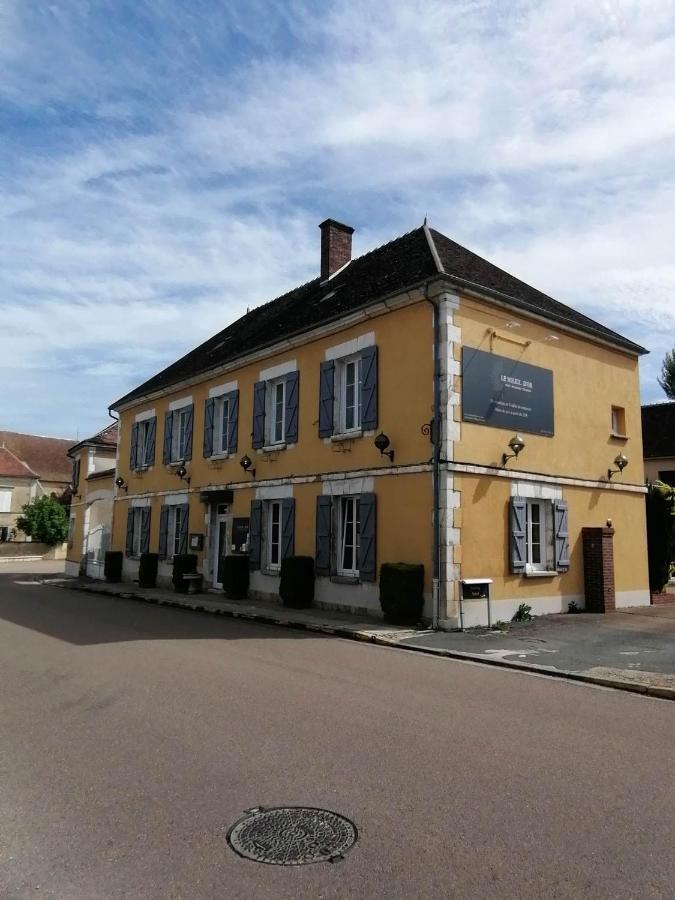 Logis Hotel & Restaurant Le Soleil D'Or Montigny-la-Resle Екстериор снимка