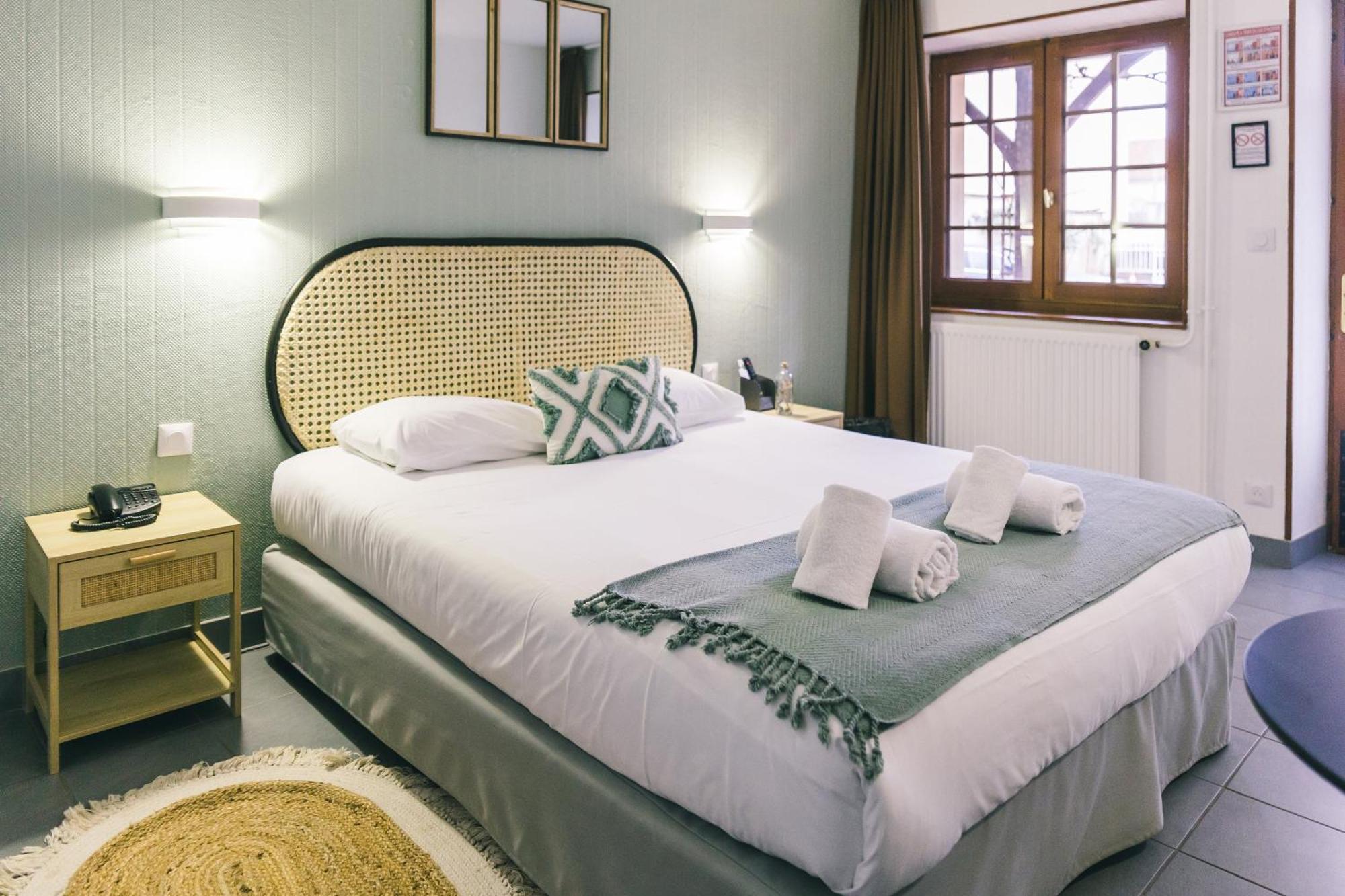 Logis Hotel & Restaurant Le Soleil D'Or Montigny-la-Resle Екстериор снимка