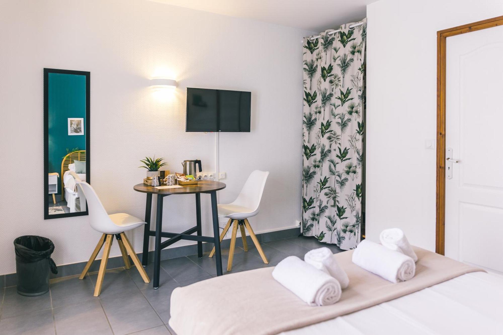 Logis Hotel & Restaurant Le Soleil D'Or Montigny-la-Resle Екстериор снимка