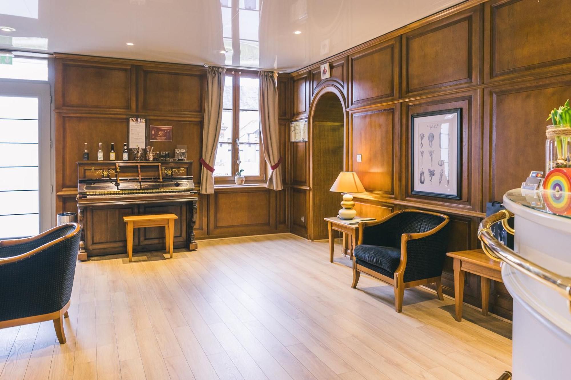 Logis Hotel & Restaurant Le Soleil D'Or Montigny-la-Resle Екстериор снимка