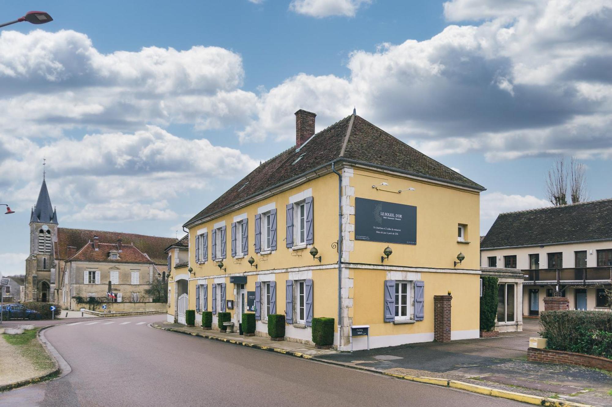 Logis Hotel & Restaurant Le Soleil D'Or Montigny-la-Resle Екстериор снимка