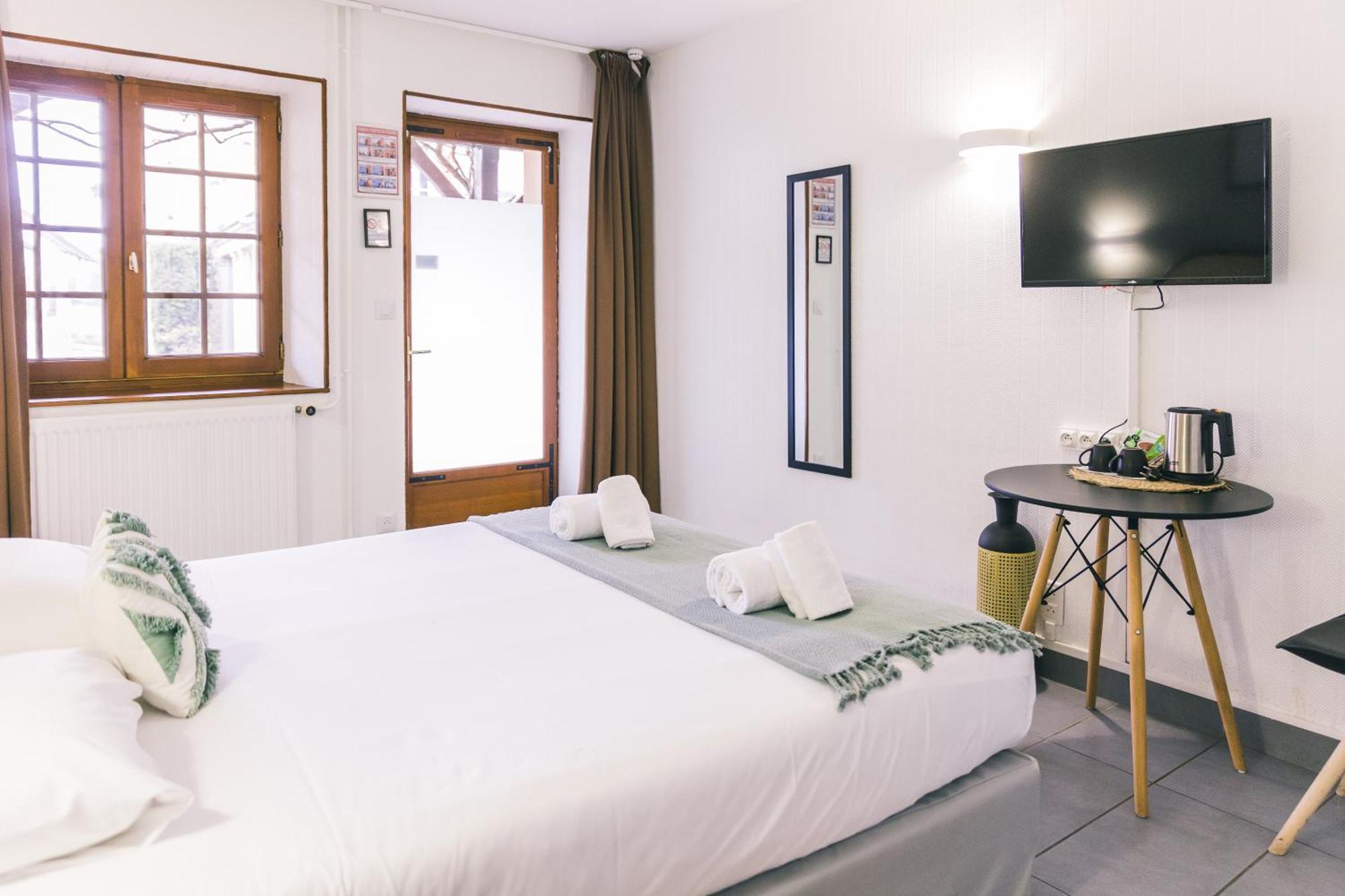 Logis Hotel & Restaurant Le Soleil D'Or Montigny-la-Resle Екстериор снимка