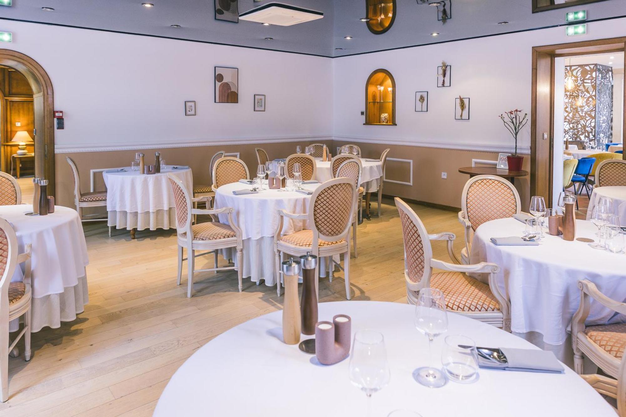 Logis Hotel & Restaurant Le Soleil D'Or Montigny-la-Resle Екстериор снимка