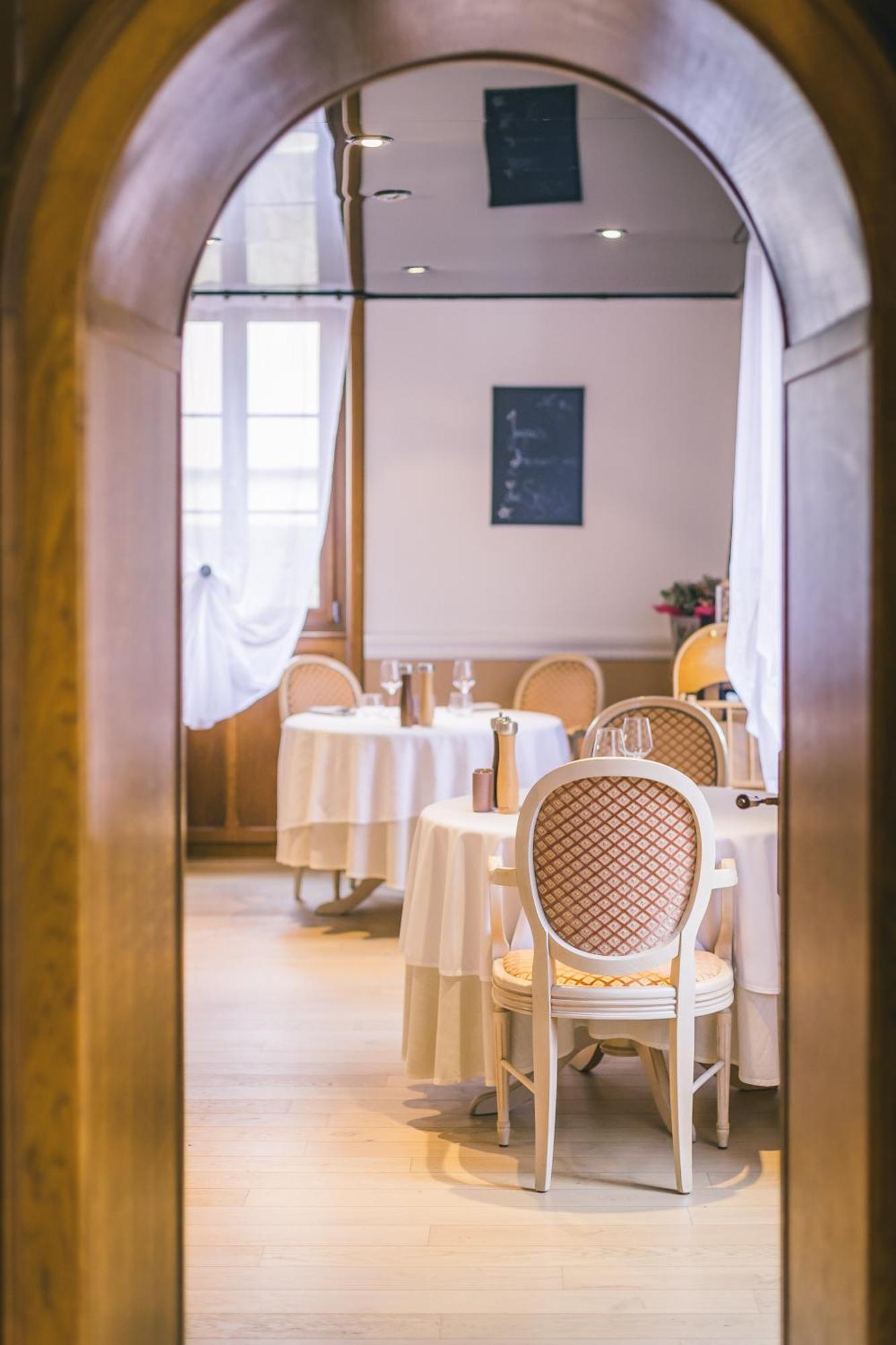 Logis Hotel & Restaurant Le Soleil D'Or Montigny-la-Resle Екстериор снимка