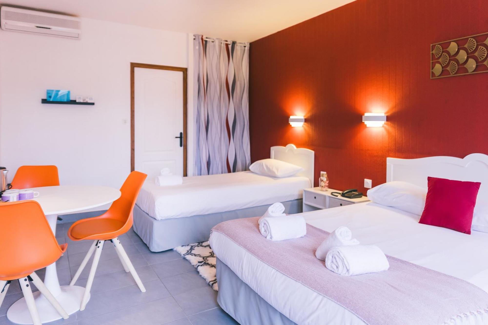 Logis Hotel & Restaurant Le Soleil D'Or Montigny-la-Resle Екстериор снимка