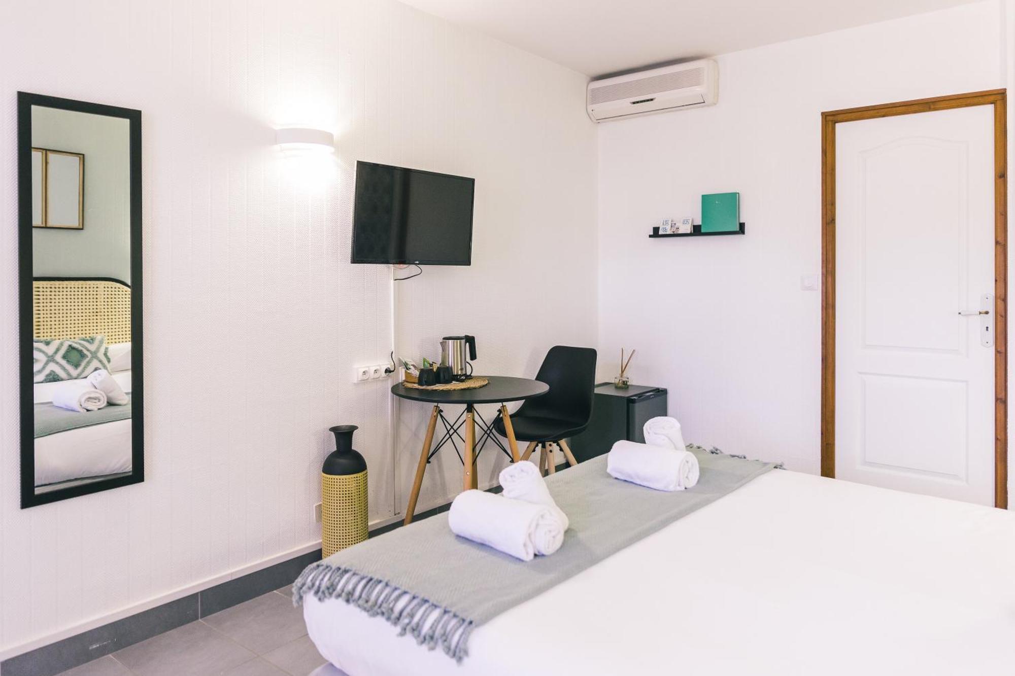 Logis Hotel & Restaurant Le Soleil D'Or Montigny-la-Resle Екстериор снимка