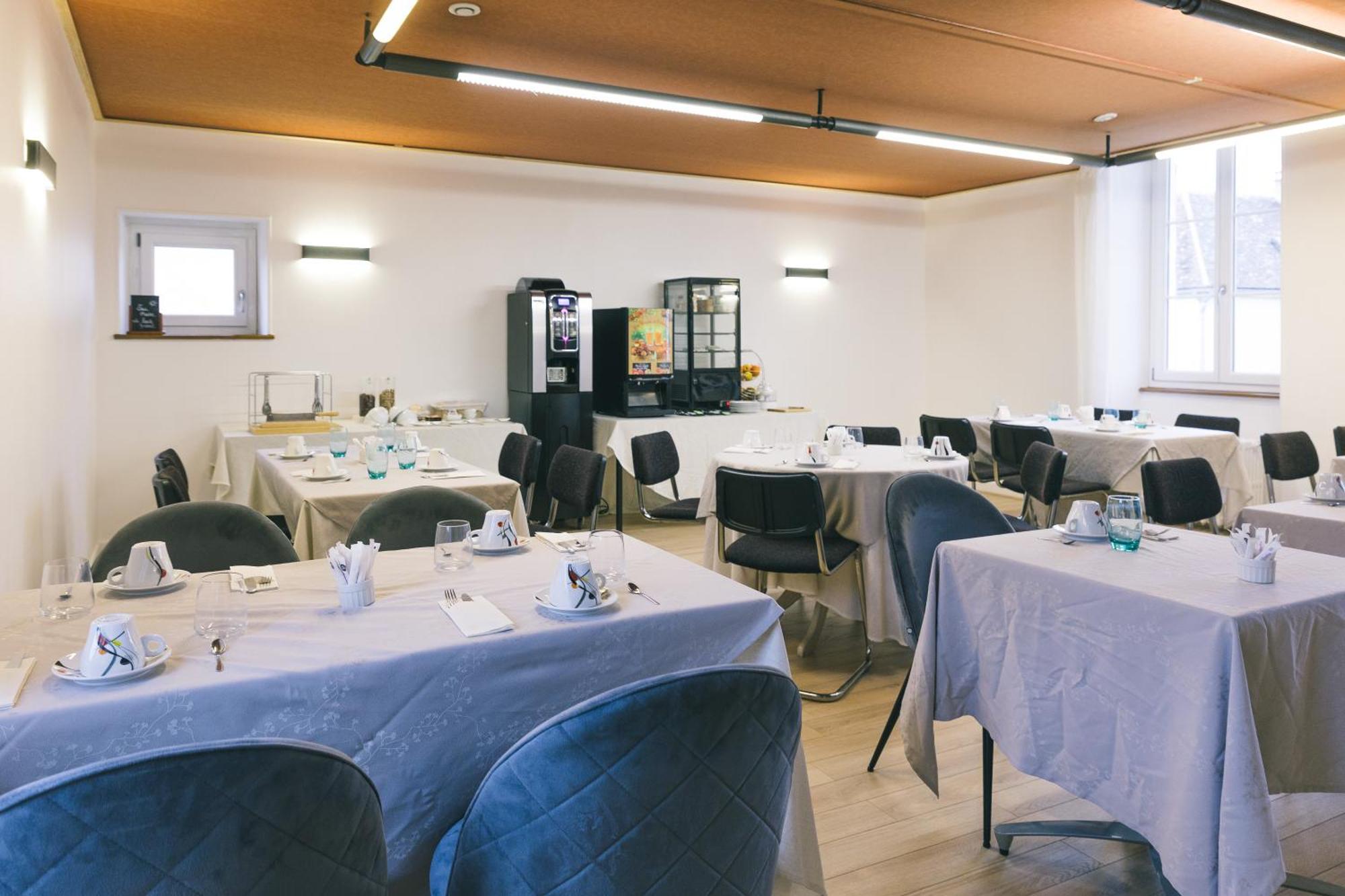 Logis Hotel & Restaurant Le Soleil D'Or Montigny-la-Resle Екстериор снимка