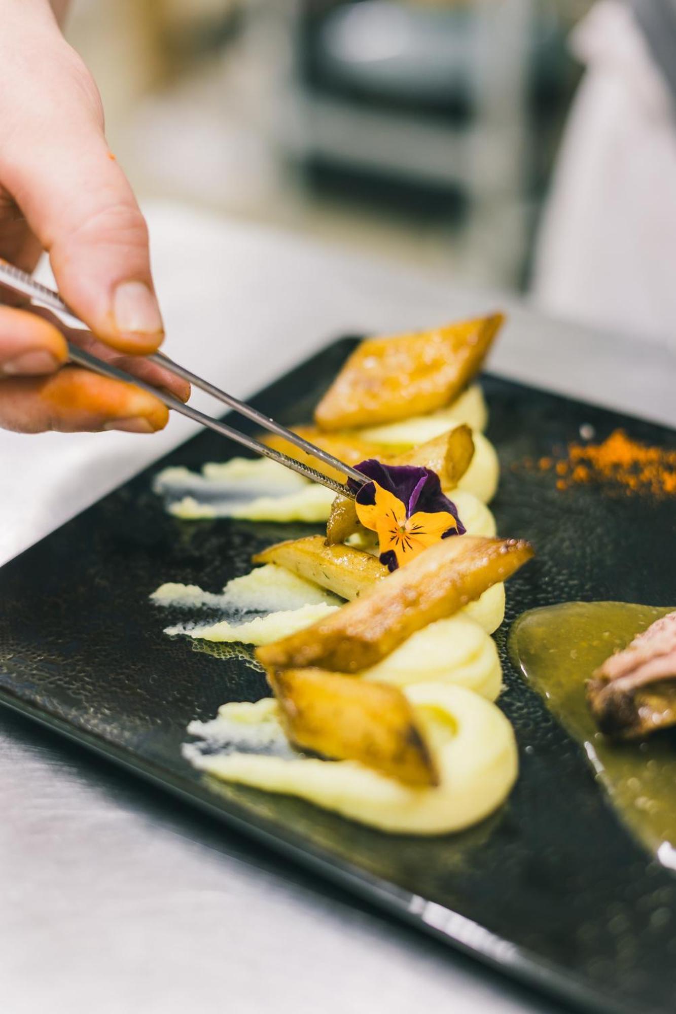 Logis Hotel & Restaurant Le Soleil D'Or Montigny-la-Resle Екстериор снимка