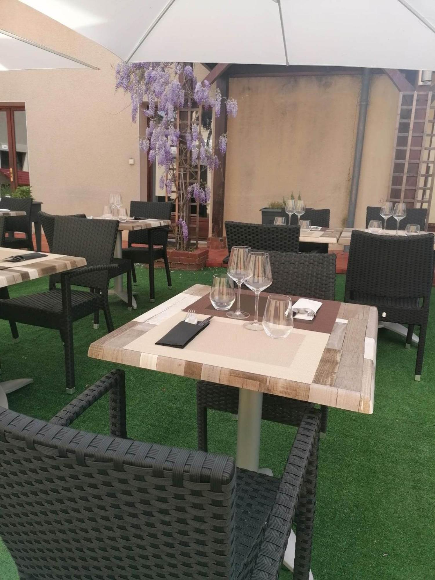 Logis Hotel & Restaurant Le Soleil D'Or Montigny-la-Resle Екстериор снимка