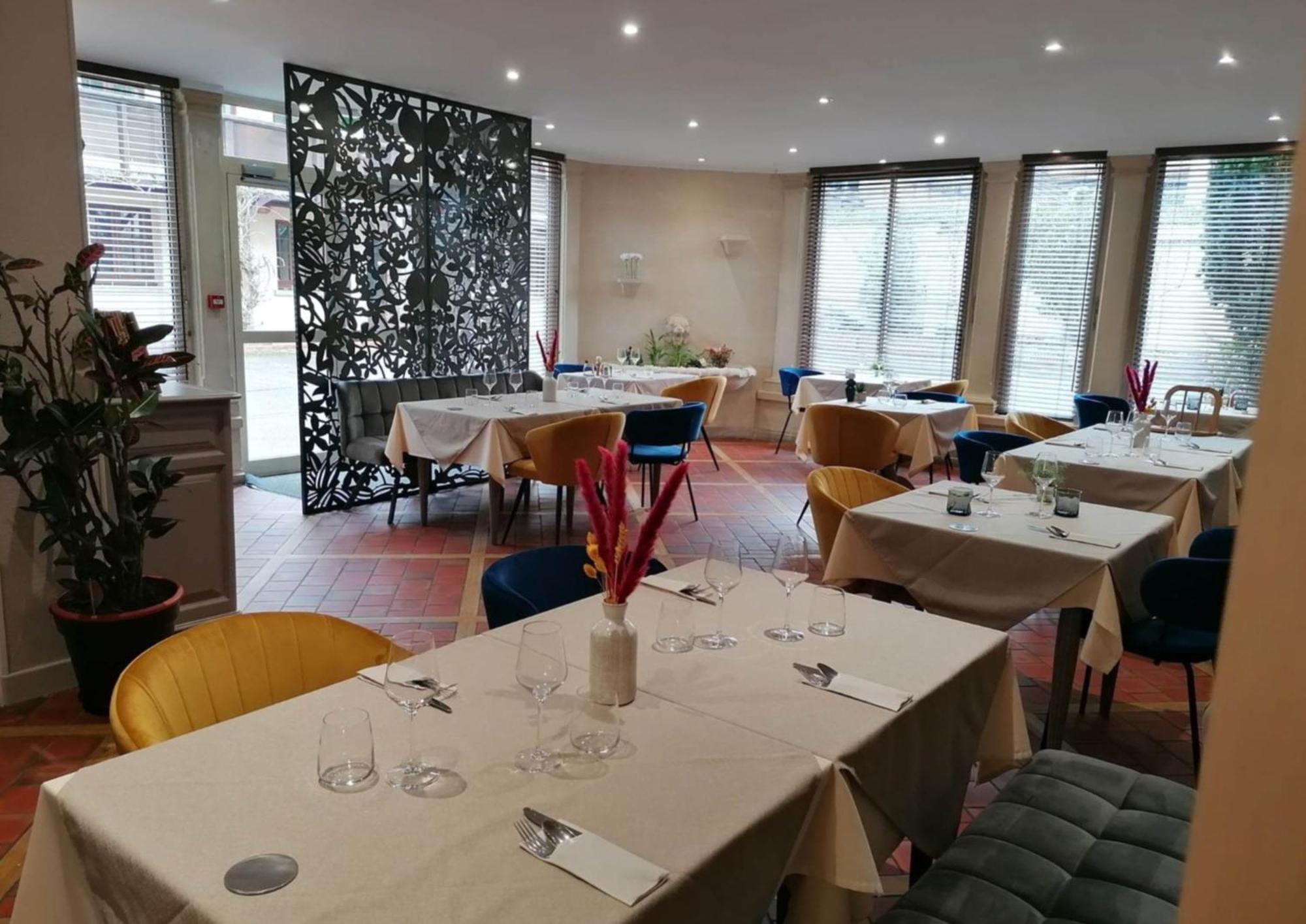 Logis Hotel & Restaurant Le Soleil D'Or Montigny-la-Resle Екстериор снимка